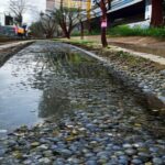 Drenaje pluvial en loteo nuevo con cordón cuneta y sumideros