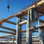 Estructura metálica en montaje para nave industrial con grúa