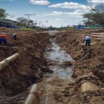 Zanja con cañerías de agua y cloaca en obra de loteo